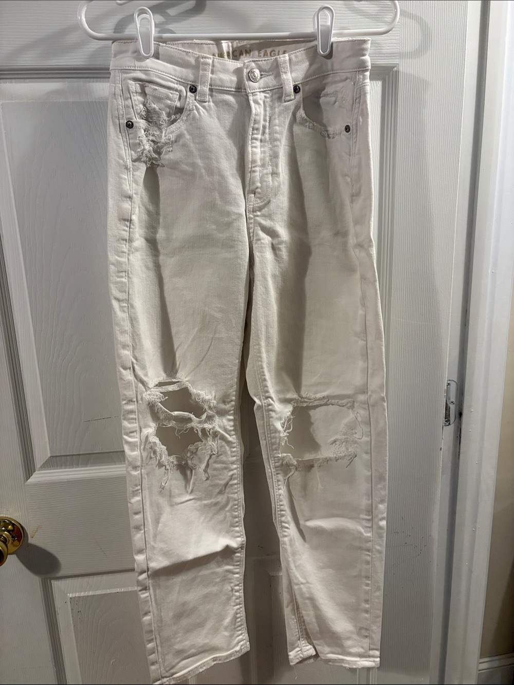 American Eagle Outfitters Women’s White Distressed Straight-Leg Jeans